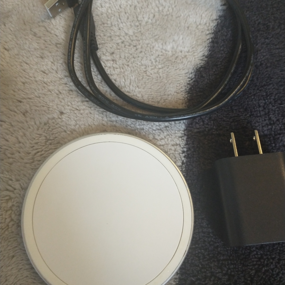 Blackweb Fast Charging Qi Wireless Pad (White),. Comes with charger and a cube